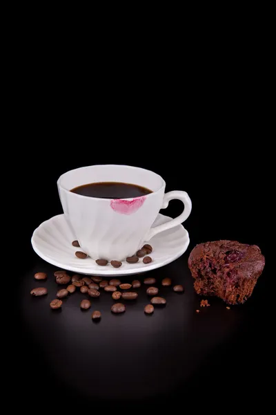 Forró csésze piros rúzs, és muffin — Stock Fotó