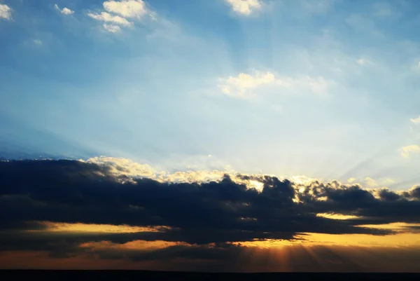 Koca kara bulutlar ile günbatımı — Stok fotoğraf