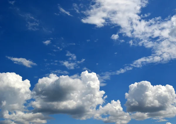 Grup mavi gökyüzünde bulutlar — Stok fotoğraf