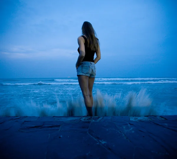 Kadın ve dalgalar — Stok fotoğraf