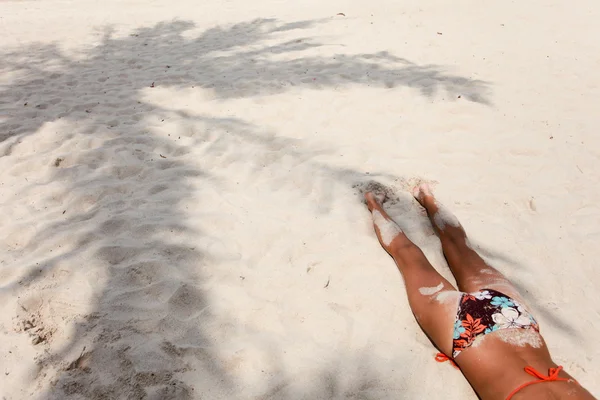 Kadın kum üzerinde — Stok fotoğraf