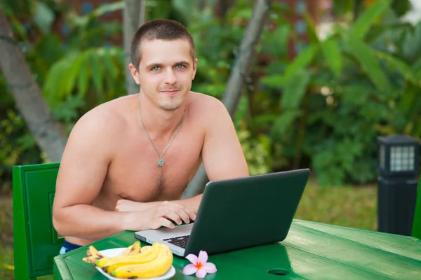 Muž s laptopem — Stock fotografie