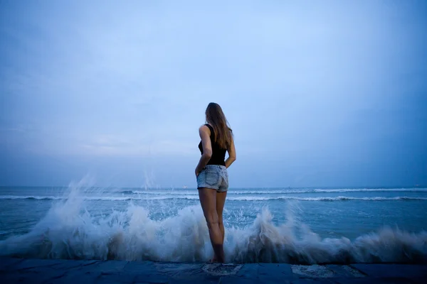 Woman and waves — Stock Photo, Image
