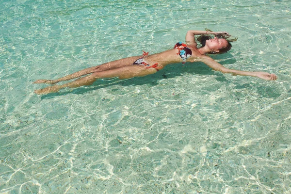 Kobieta w strój kąpielowy w wodzie — Zdjęcie stockowe
