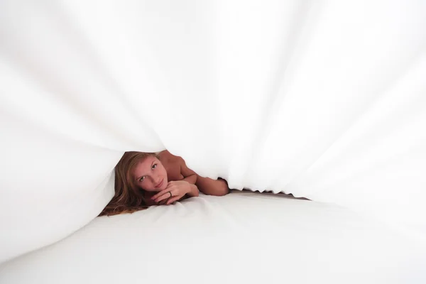 Frau im Bett — Stockfoto