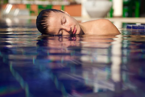 Жінка в басейні — стокове фото