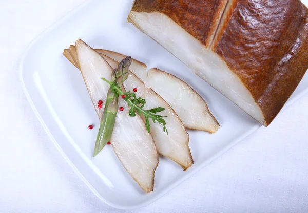 Свежая белая рыба с салатом — стоковое фото