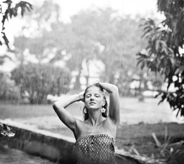빗 속에서 여자 — 스톡 사진