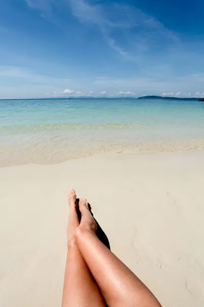 Kumsalda genç kadının bacakları — Stok fotoğraf
