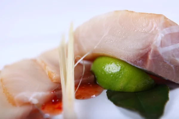 Сира біла риба з соусом — стокове фото