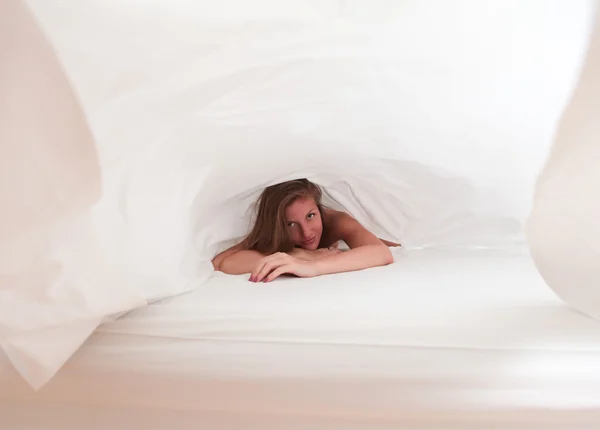 Žena v posteli — Stock fotografie