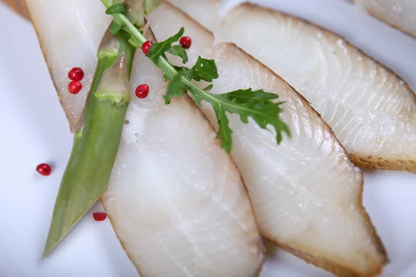 Verse witte vis met salade — Stockfoto
