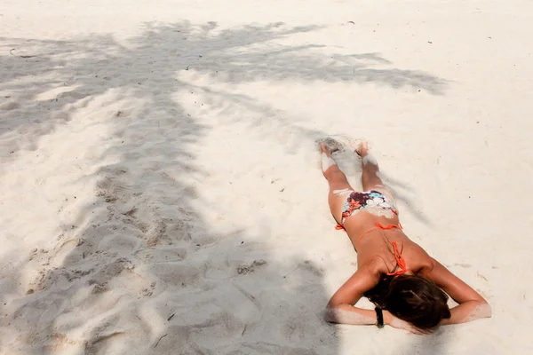 Mulher na areia — Fotografia de Stock