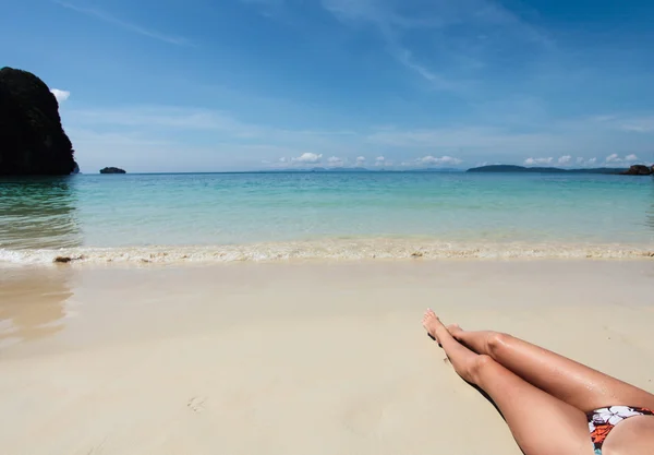 Nogi młodej kobiety na plaży — Zdjęcie stockowe