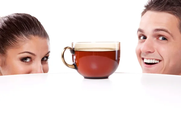 男人和女人与杯茶 — 图库照片