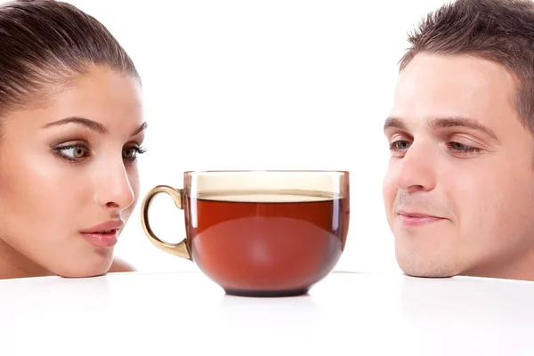 Hombre y mujer con taza de té —  Fotos de Stock