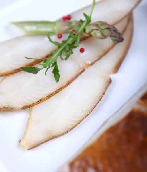 Pesce bianco fresco con insalata — Foto Stock