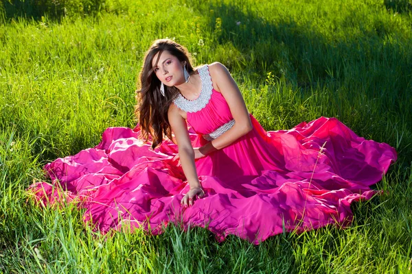 Femme dans une longue robe rose — Photo