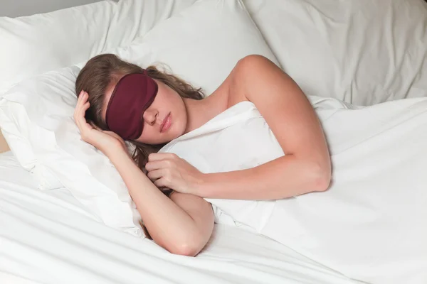 Täck med eftertanke躺在床上的女人 — 图库照片