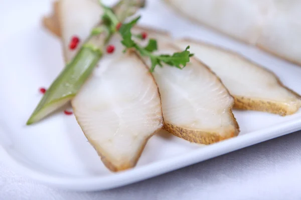 Färsk vit fisk med sallad — Stockfoto