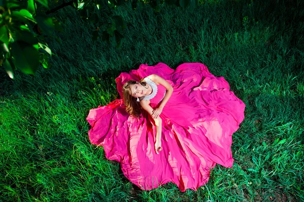 Kobieta w sukni długo różowy — Zdjęcie stockowe