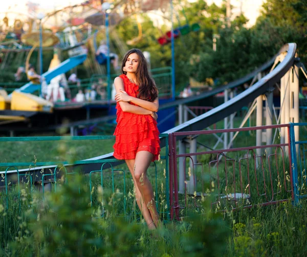 Vrouw in een rode jurk — Stockfoto