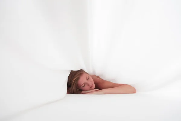 Žena v posteli — Stock fotografie