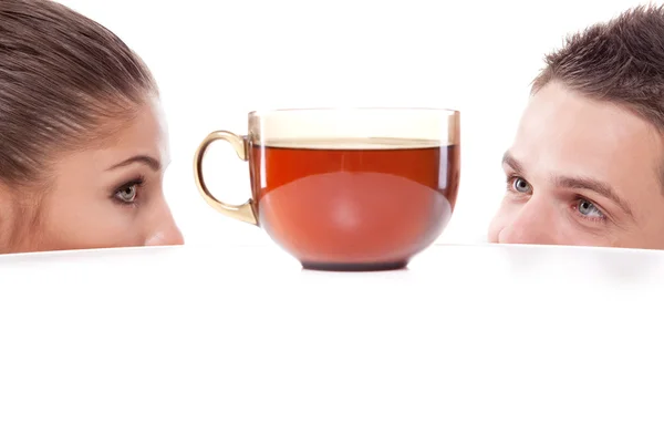 Man och kvinna med kopp te — Stockfoto