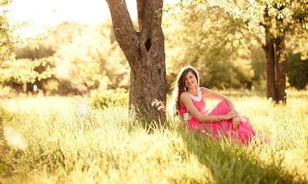 Frau in einem langen rosa Kleid — Stockfoto