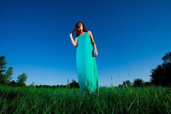Frau im blauen Kleid — Stockfoto