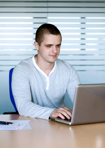 A man with laptop — Stock Photo, Image