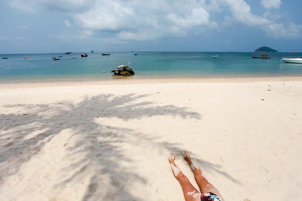 Femme sur le sable — Photo