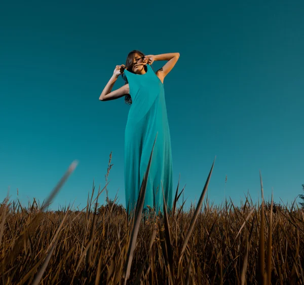Kobieta w niebieskiej sukience — Zdjęcie stockowe