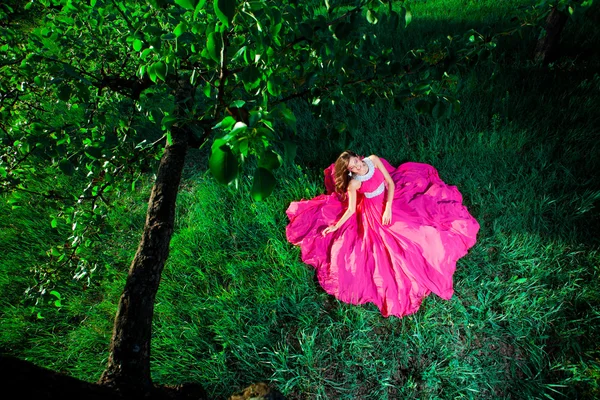 Femme dans une longue robe rose — Photo