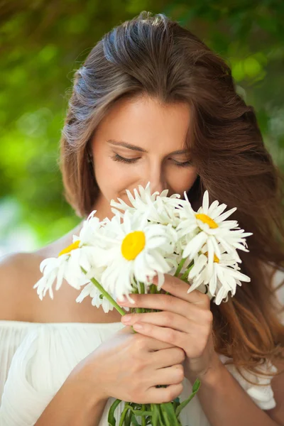 Woman with daisies — Stock Photo, Image