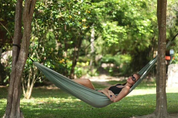 Woman in hammock — Stock Photo, Image