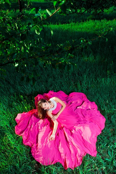 Mulher em um vestido rosa longo — Fotografia de Stock