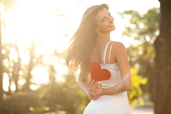 Frau mit rotem Herz — Stockfoto