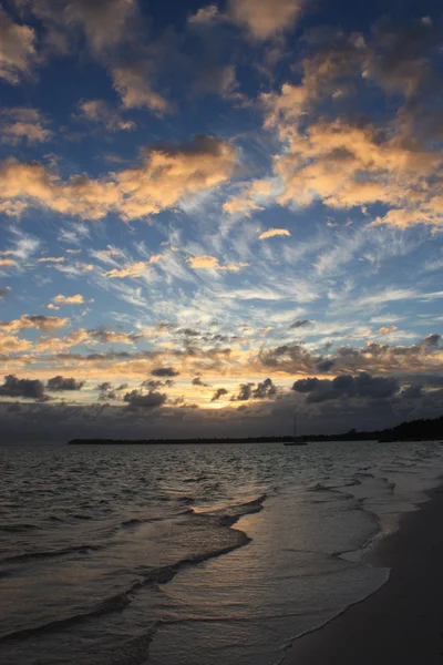 Hermosa puesta de sol tropical sobre el mar — Foto de Stock