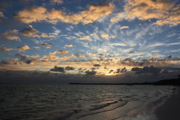 Denize güzel tropik gün batımı — Stok fotoğraf