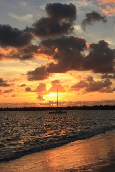 Beautiful tropical sunset over the sea — Stock Photo, Image