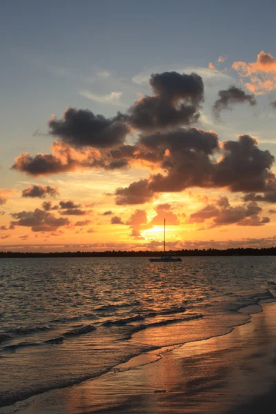 Όμορφο τροπικό ηλιοβασίλεμα πάνω από τη θάλασσα — Φωτογραφία Αρχείου