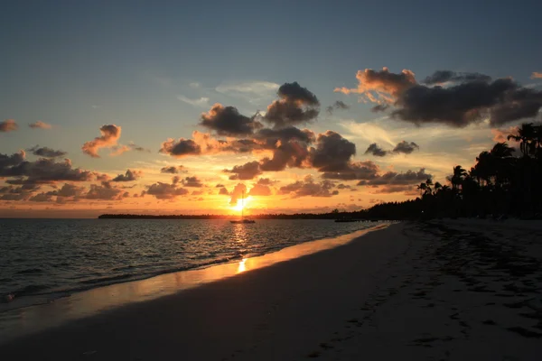 Piękny tropikalny zachód słońca nad morzem — Zdjęcie stockowe