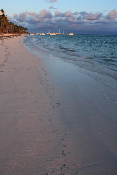 Belo pôr do sol tropical sobre o mar — Fotografia de Stock