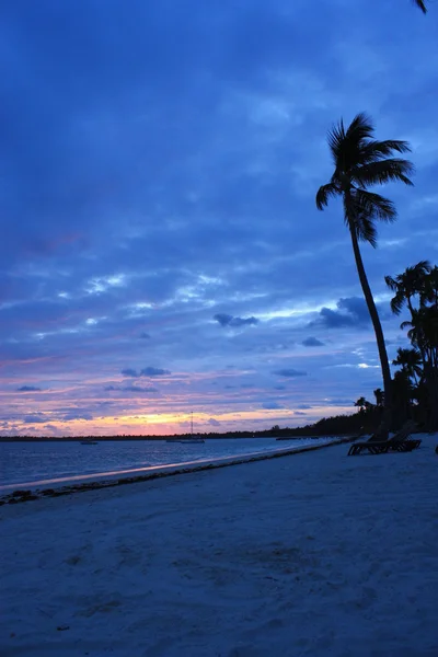 Vacker tropisk solnedgång över havet — Stockfoto
