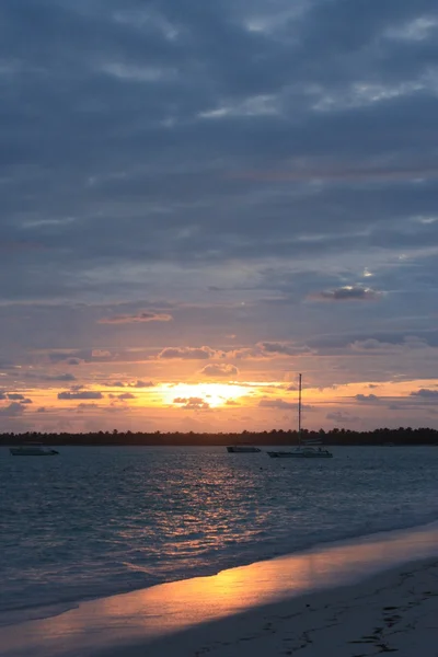 Prachtige tropische zonsondergang boven de zee — Stockfoto