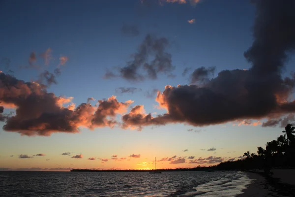 Krásné tropické slunce nad mořem — Stock fotografie