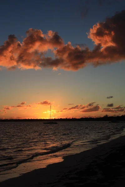 Красивий тропічний захід сонця над морем — стокове фото