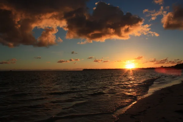 Beau coucher de soleil tropical sur la mer — Photo