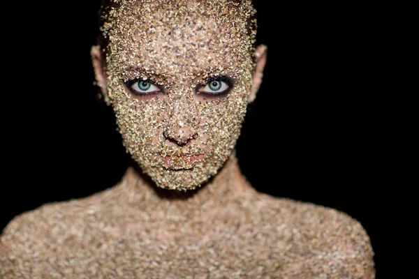 Дівчина, обличчя в піску — стокове фото